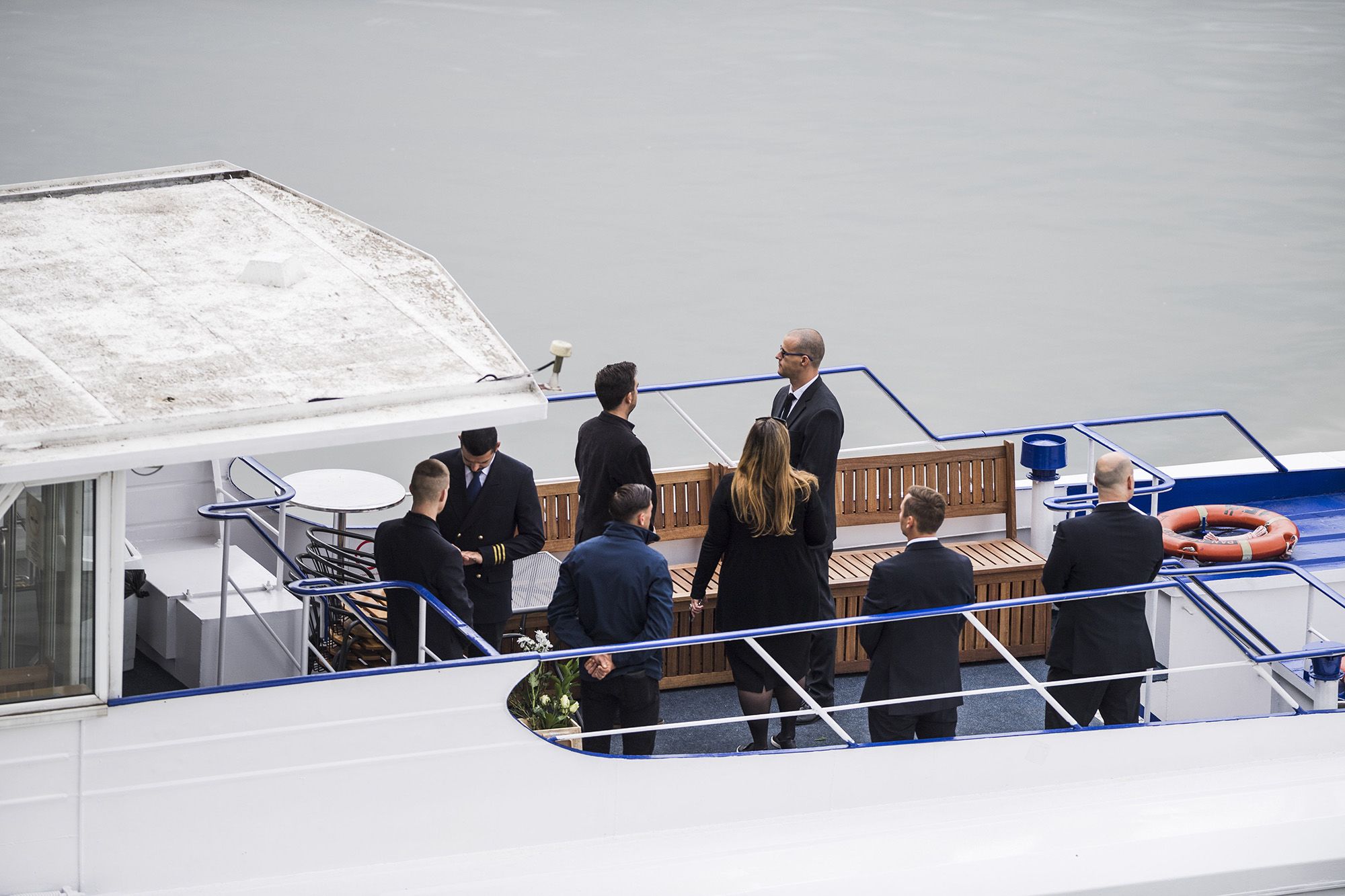 33 dél-koreai turista és kétfős magyar személyzet utazott a hajón, Lombos László kapitány és matróza, Pethő János.