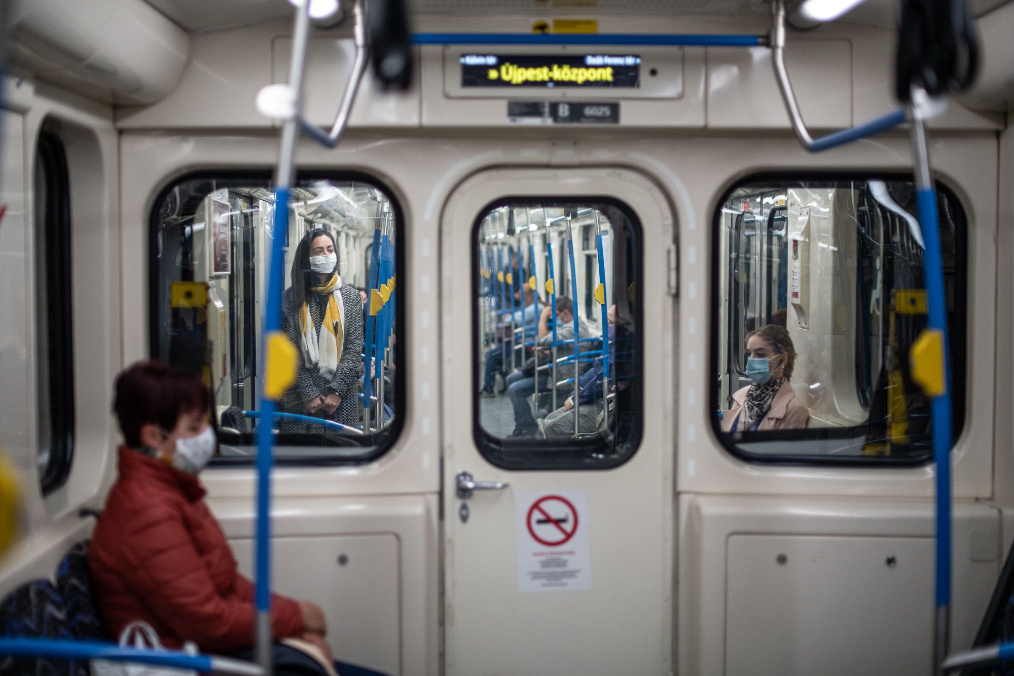 Maszkot viselő utasok a 2-es metrón