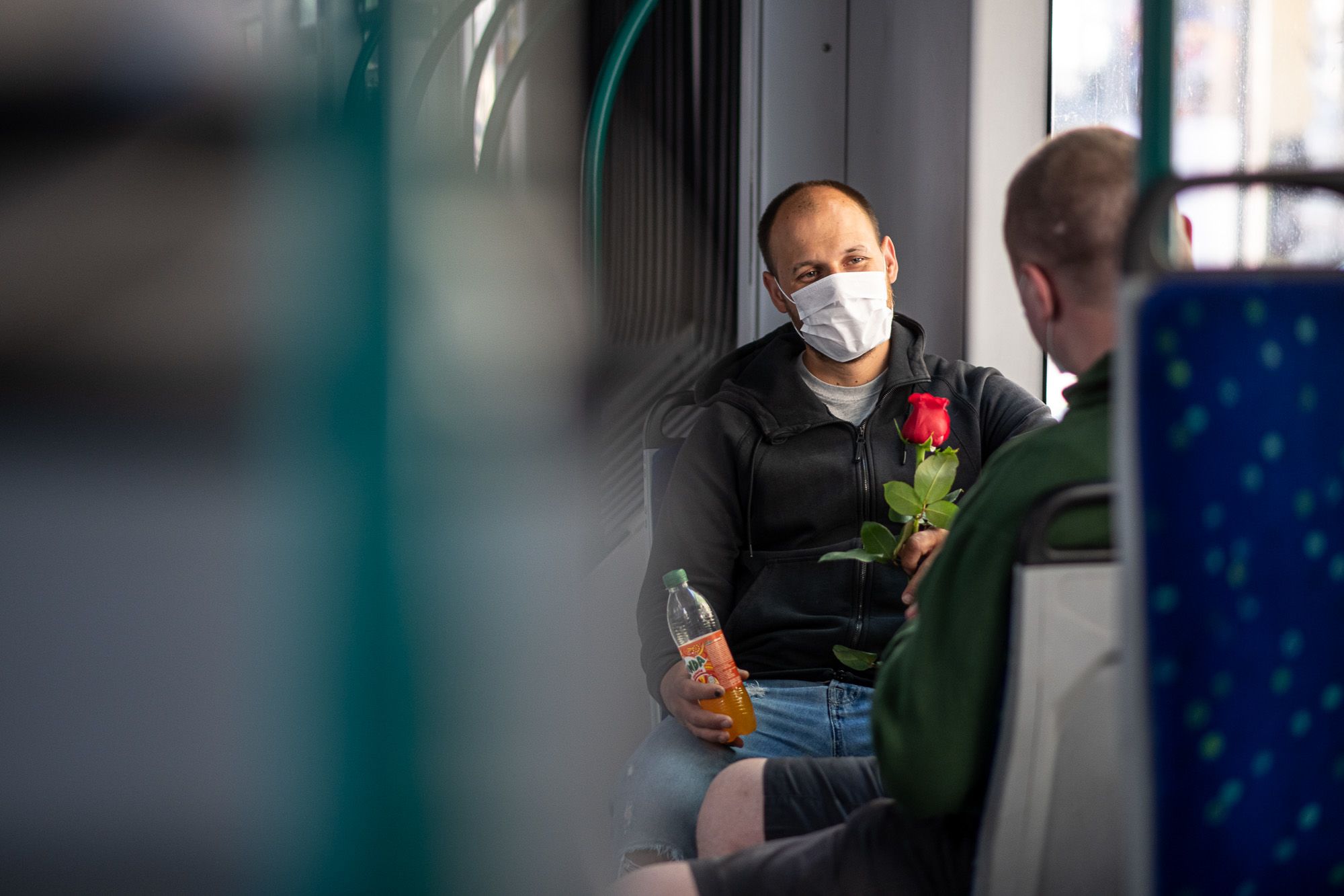 Életkép a kötelező maszkviselés első napján a BKV-n