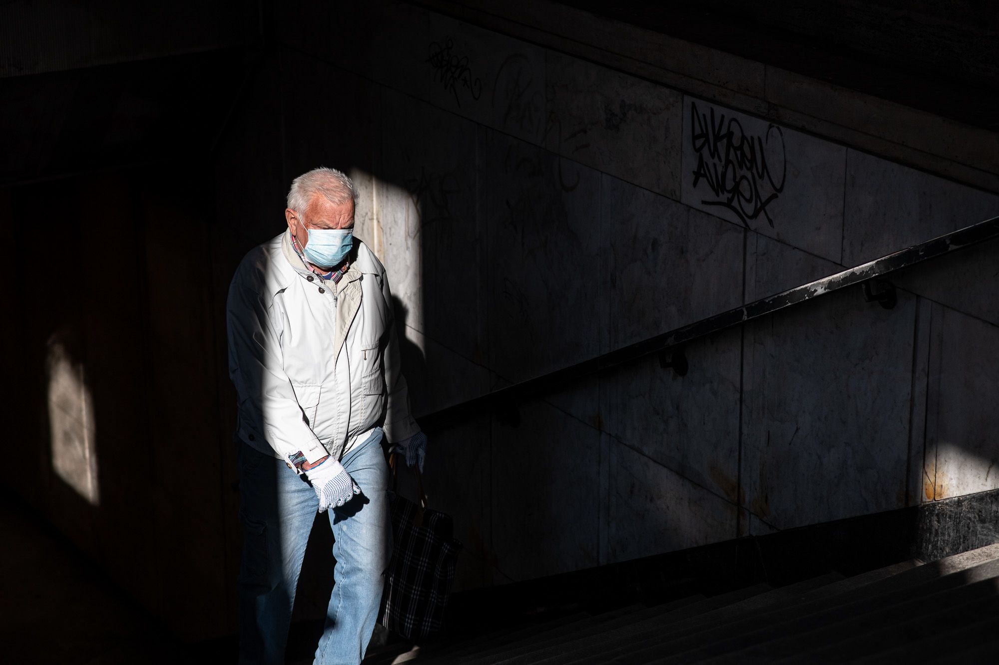 Maszkos férfi a kötelező maszkviselés első napján Budapesten