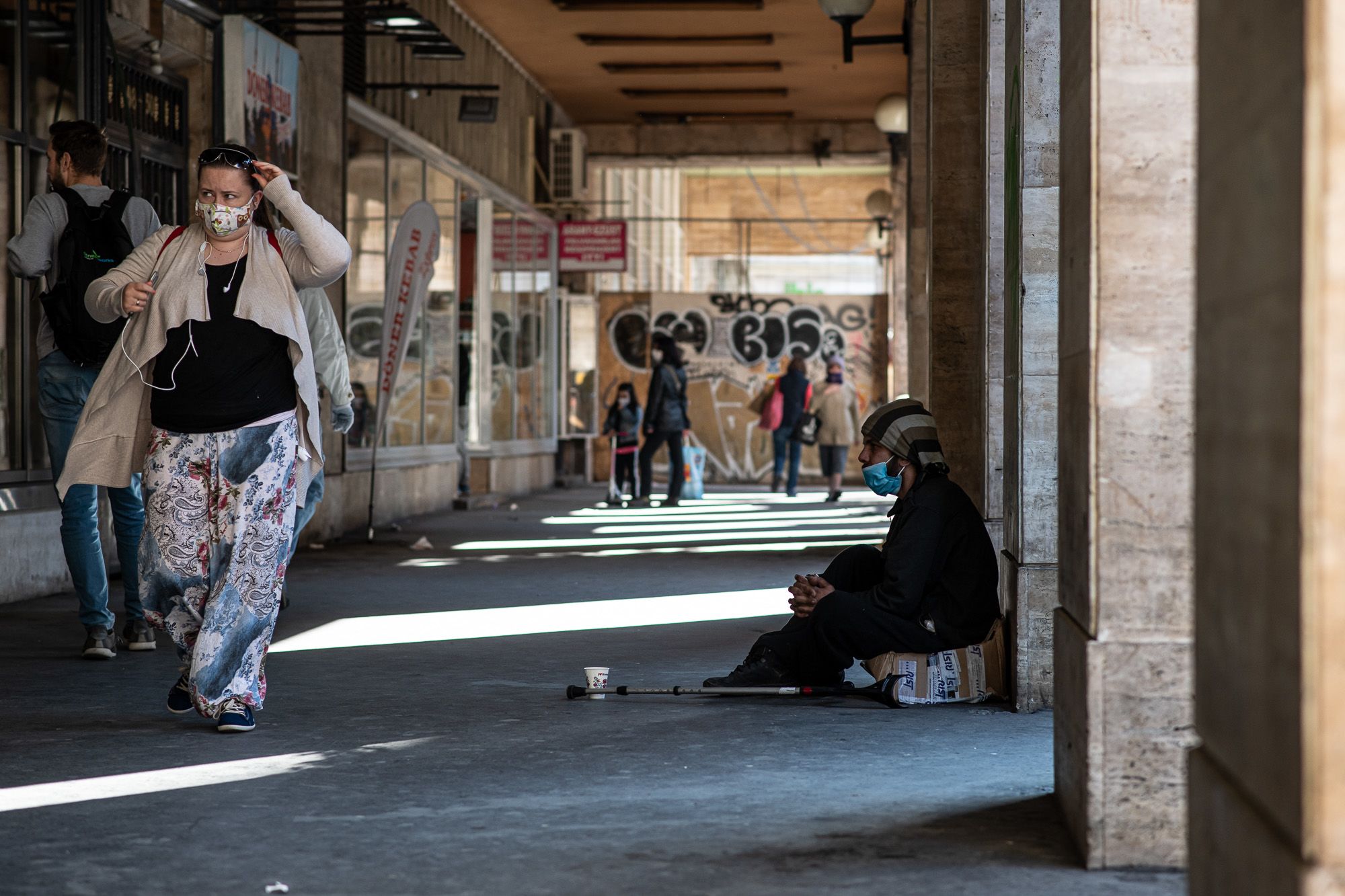 Maszkot viselő járókelők Budapesten