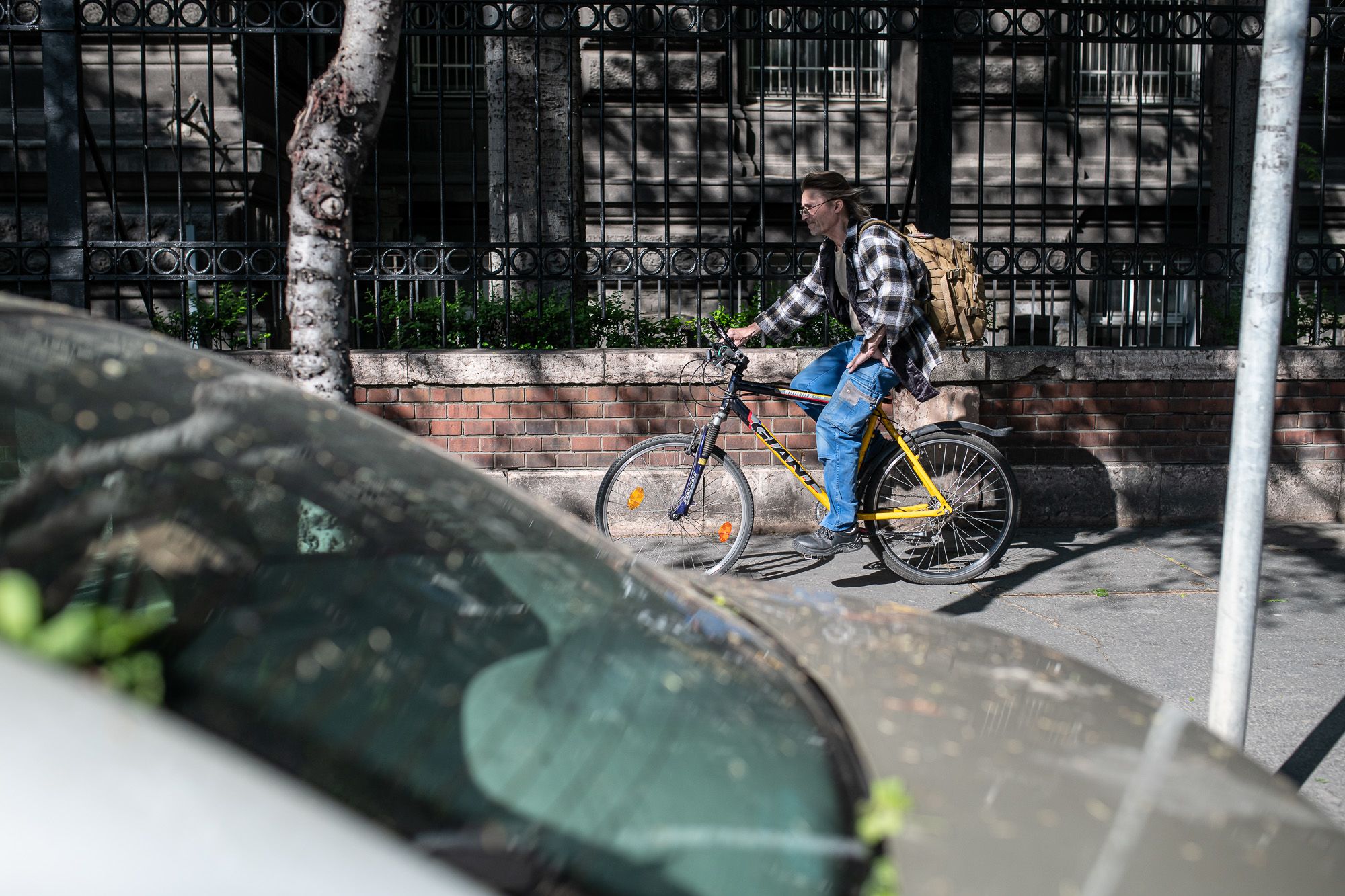 Vannak, akik a járdát választják Budapest új bicikliútjai helyett