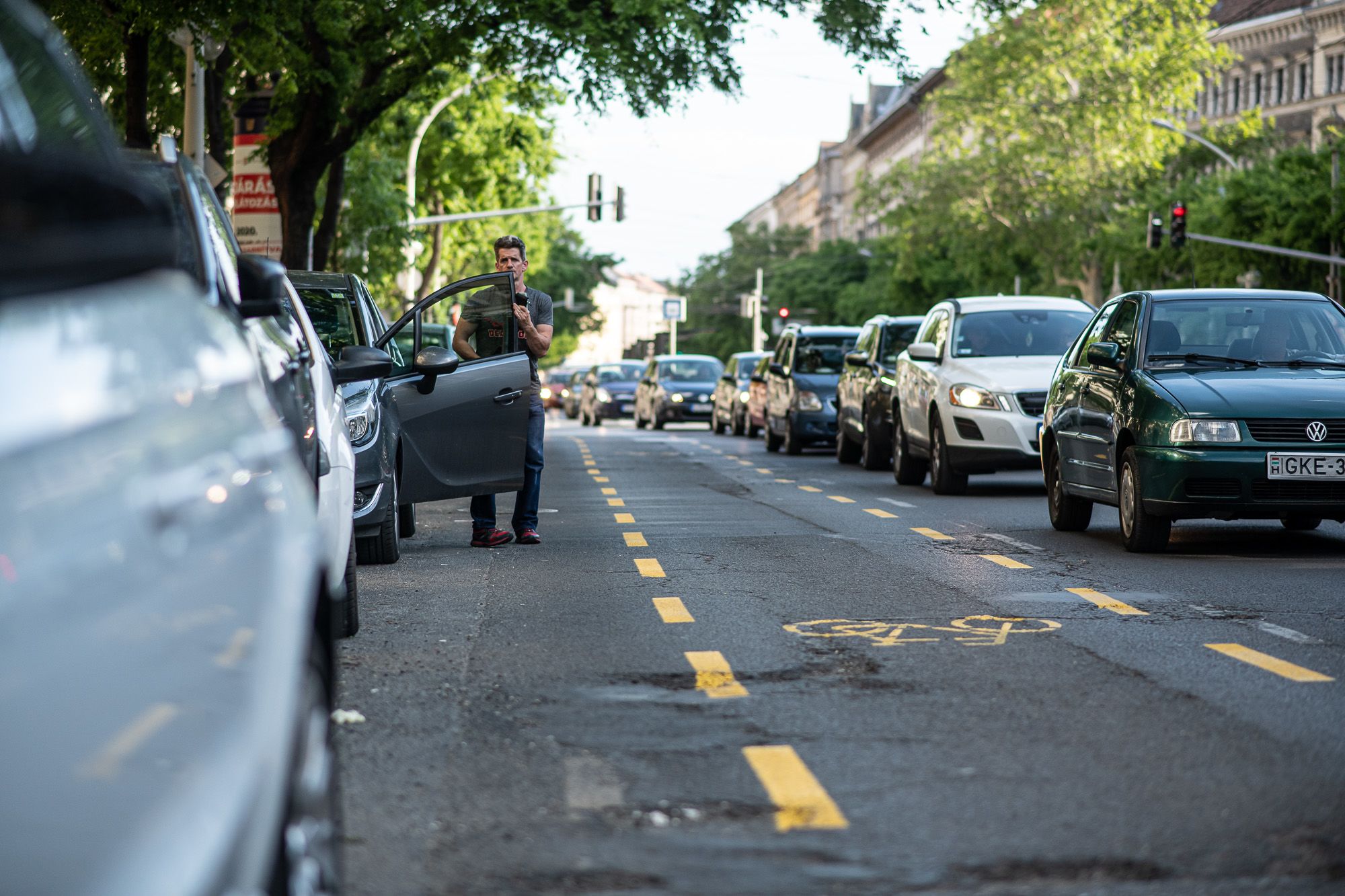 Egy ajtónyi távolságot hagytak a parkoló autók és a bicikliút közt a Nagykörúton