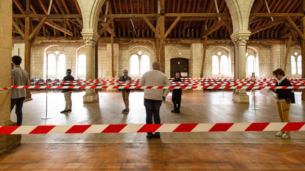 Maszkosztásra váró franciák