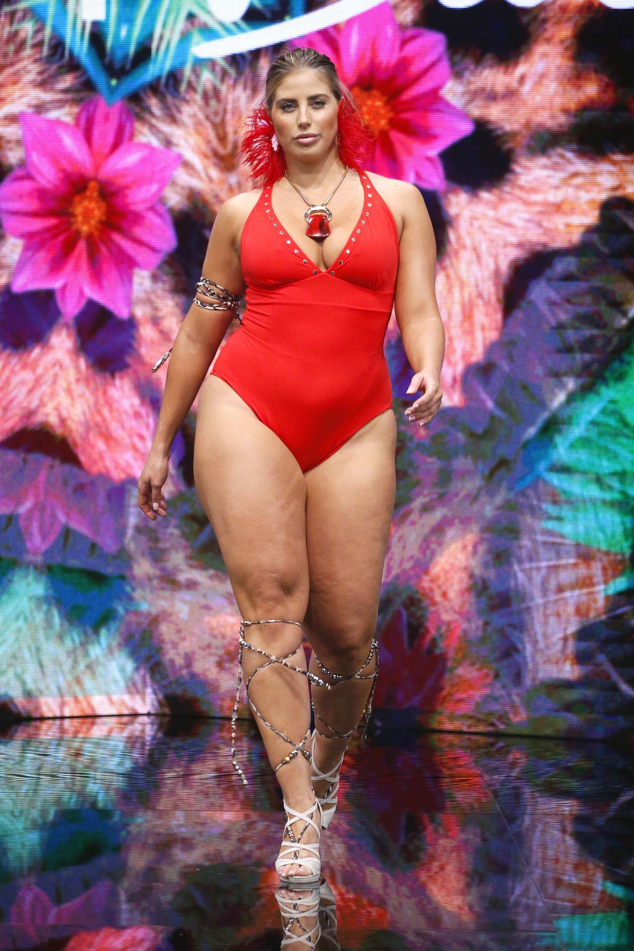 Alma alkatúaknak érdemes a dekoltázst hangsúlyozó fürdőruhát választaniuk.