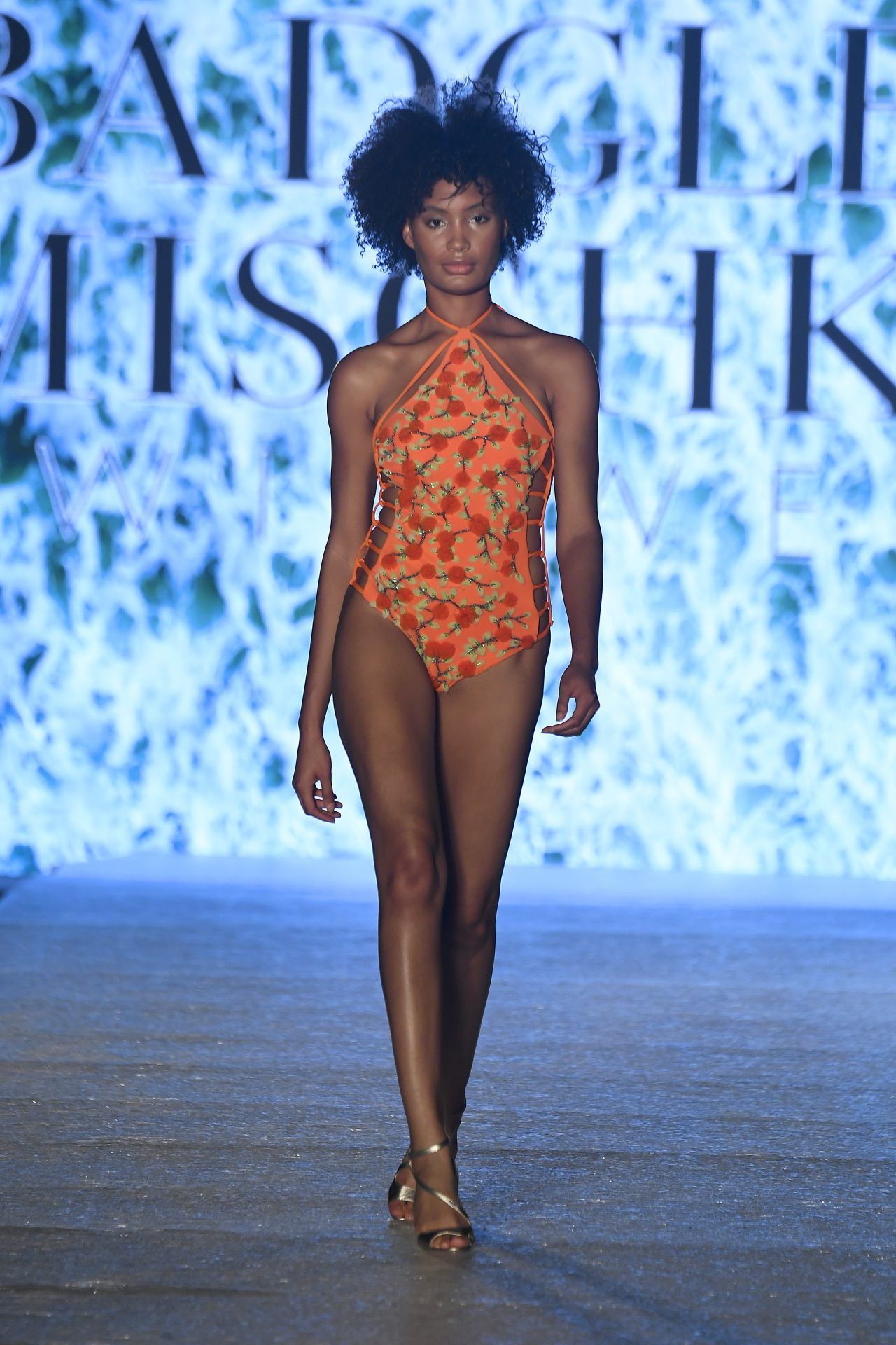 A nyakbakötős fazon előnyös a fordított háromszög testalkatú hölgyeknek.