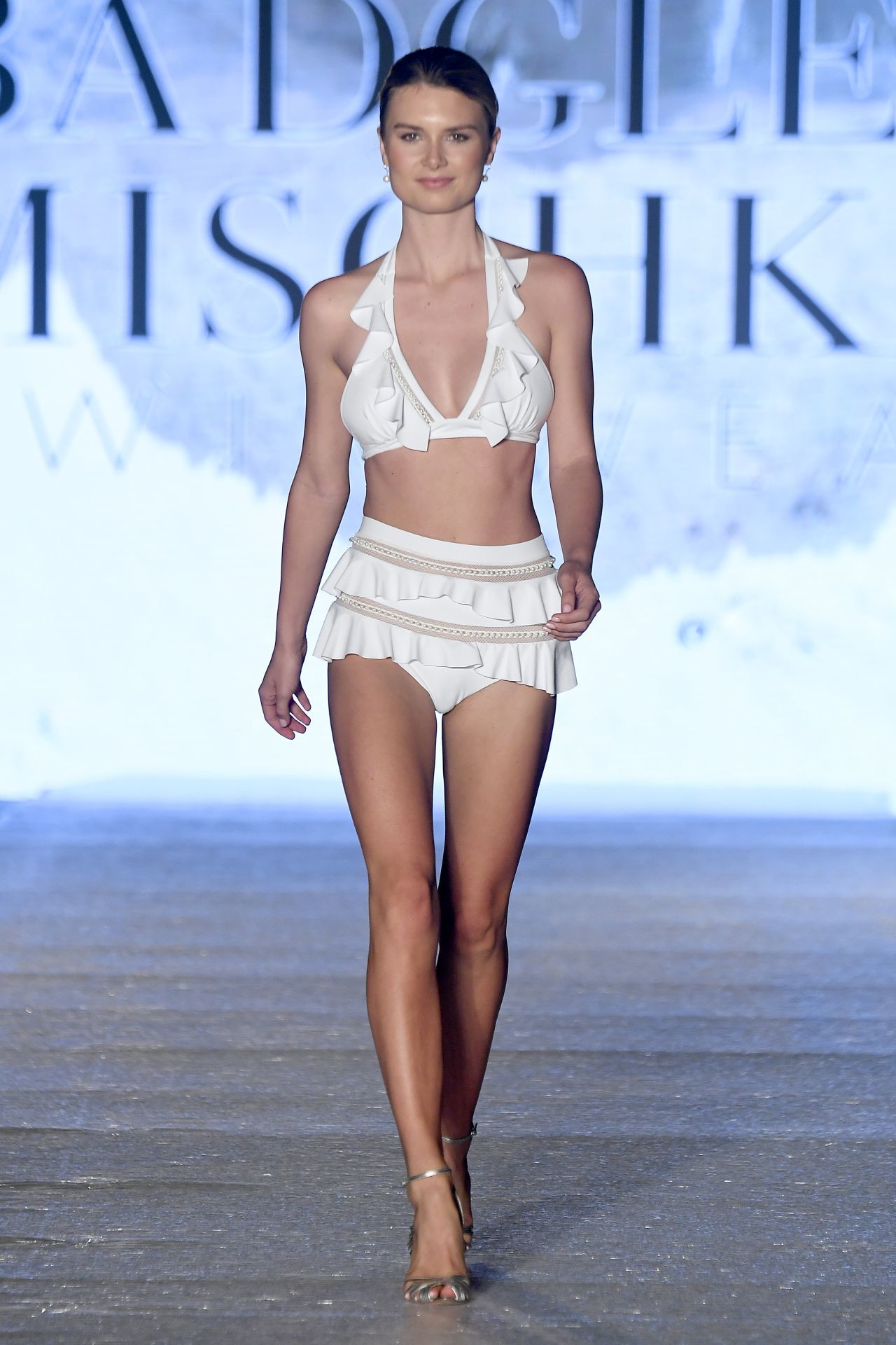 A fodrok hangsúlyosabbá teszik a csípőt és a melleket, a nyakbakötős fazon azonban eltereli a vállakról a figyelmet.