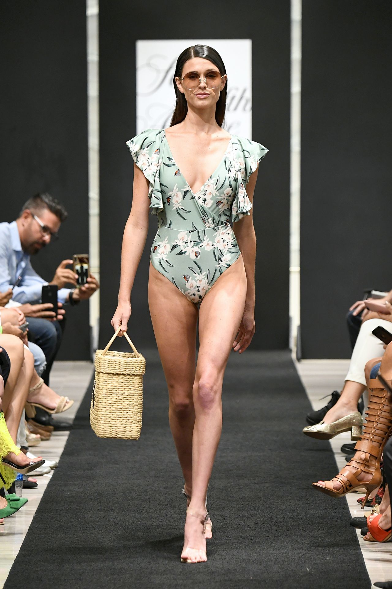 A fodros vállrészű fürdőruhák előnyösek a körte alkatúak számára.