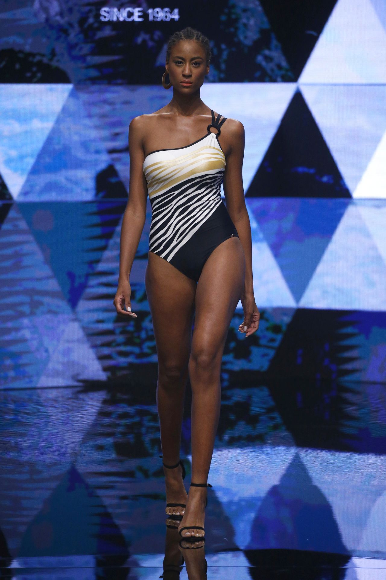 Az aszimmetrikus mintás fürdőruhák is jó választások lehetnek az oszlop testalkatúak számára.