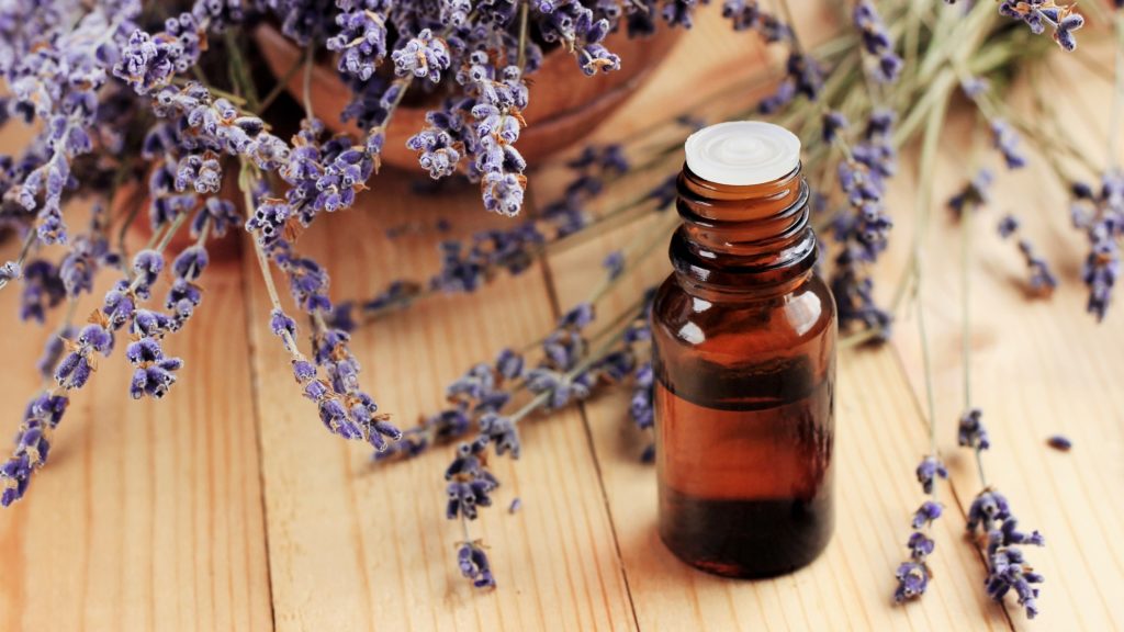 A levendula illóolaj az egyik legjobb alapanyag házi illatósítóhoz