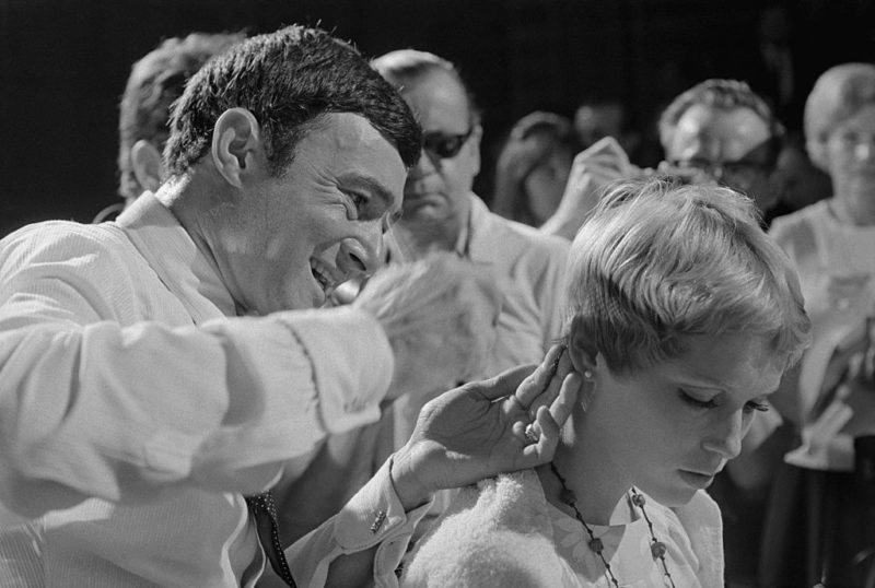 Vidal Sassoon vágja Mia Farrow haját a Paramount fotózásán