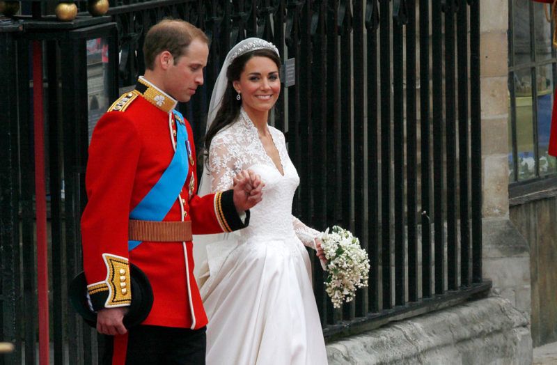 Katalin hercegné kezében kedvenc virágával