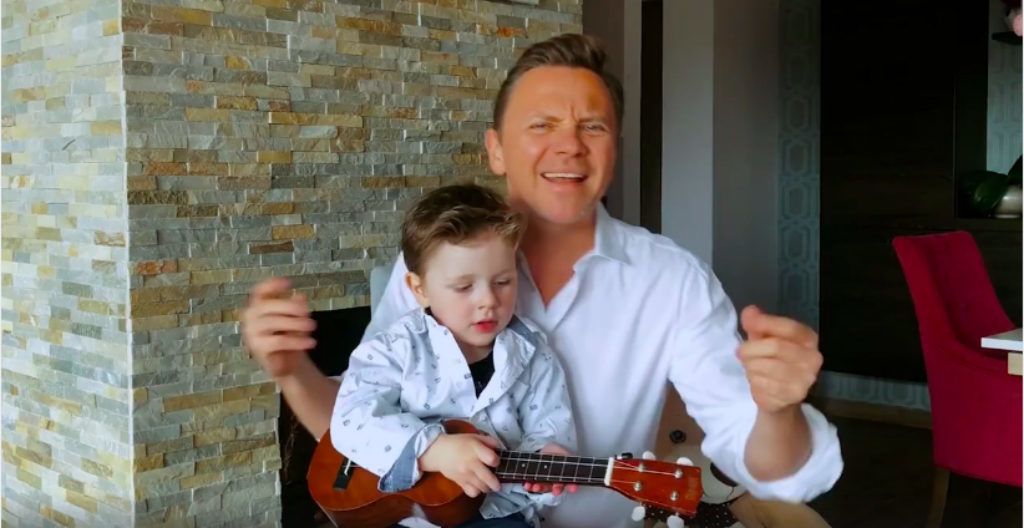 Gönczi Gábor a kisfiával, Áronnal énekelte a NOX slágerét