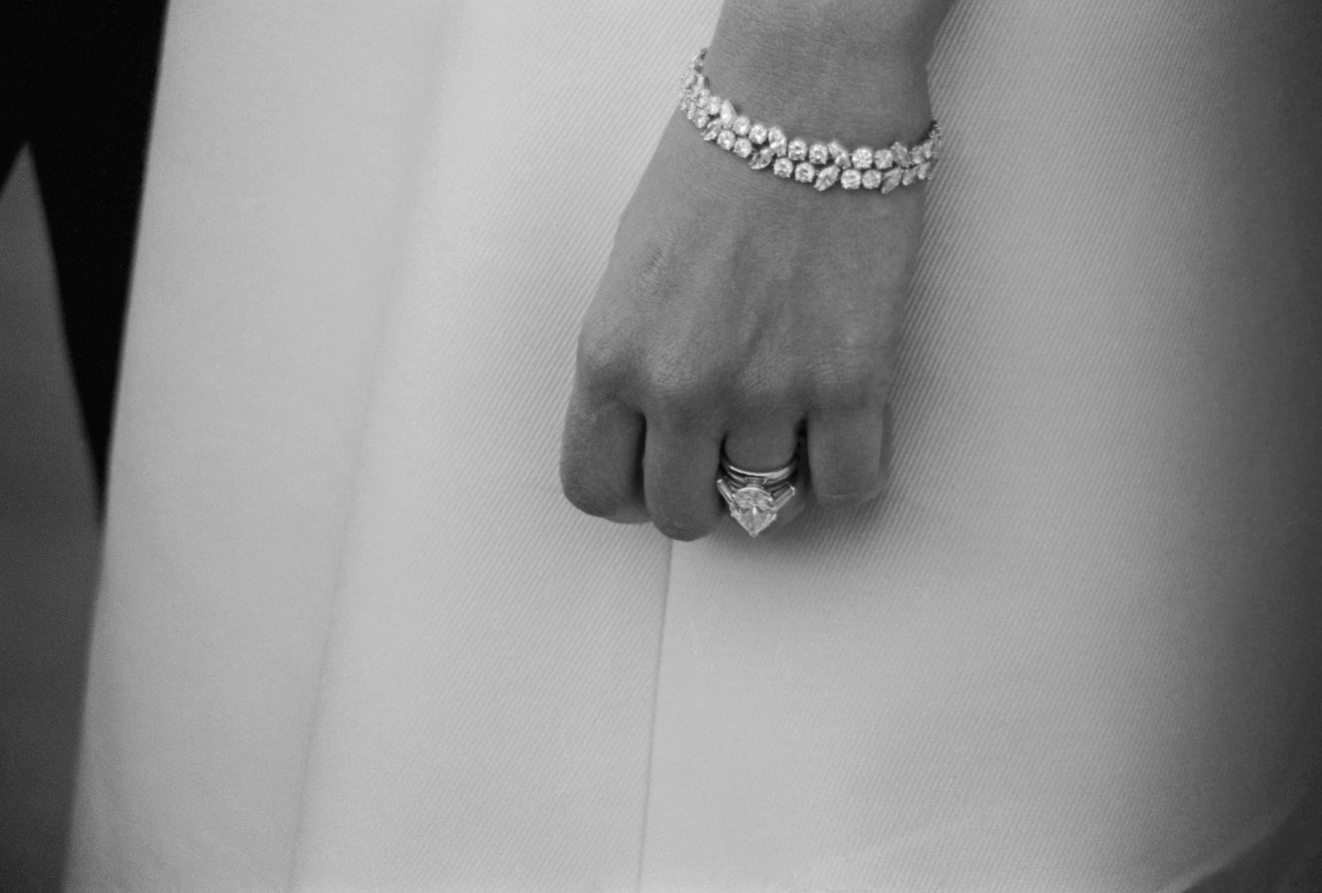 Az ijfú Mrs. Frank Sinatra, vagyis Mia Farrow jegygyűrűje.