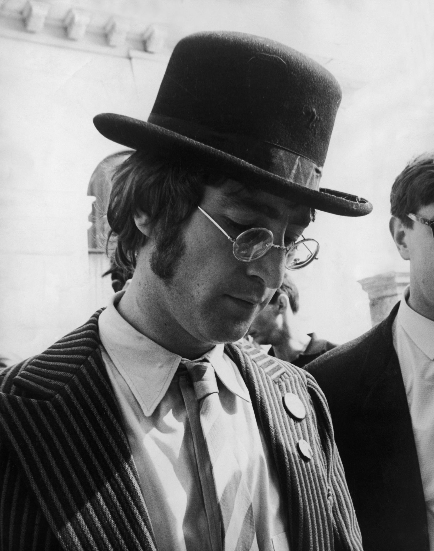 John Lennon 1967 szeptember 13.-án, autogram osztogatás közben.