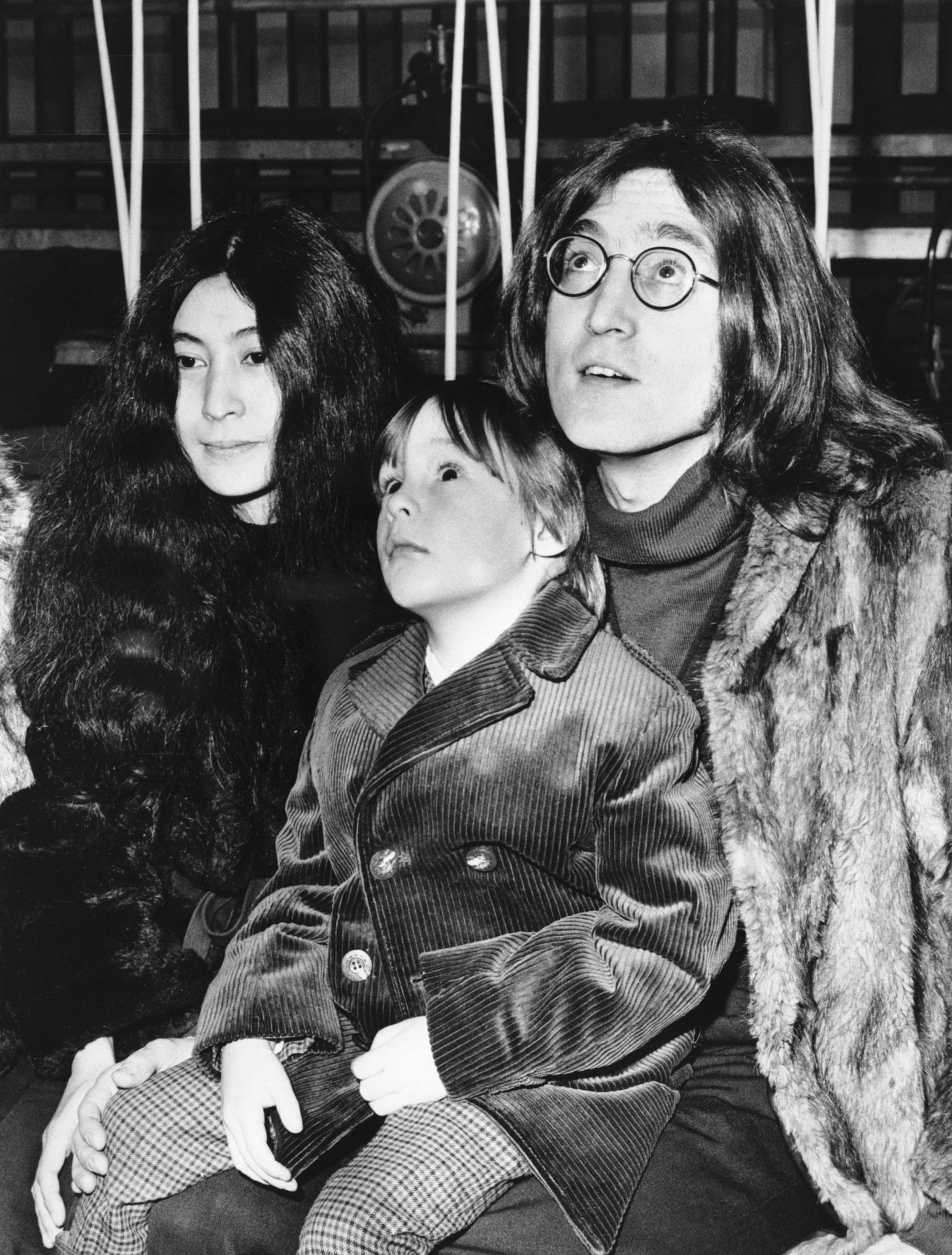 John Lennon, ötéves fia Julian és Yoko Ono.