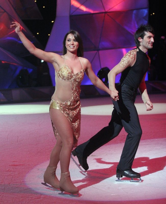 A Sztárok a jégen című műsor döntőjébe került anno Karsai Zita egyenes, barna hajjal