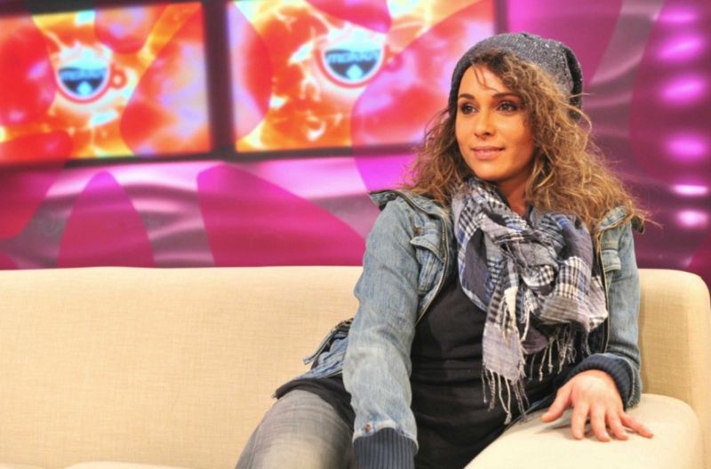 Karsai Zita, természetes göndör, hosszú hajjal