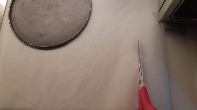 Körberajzoljuk a tortaformát és beleszabjuk a papírt