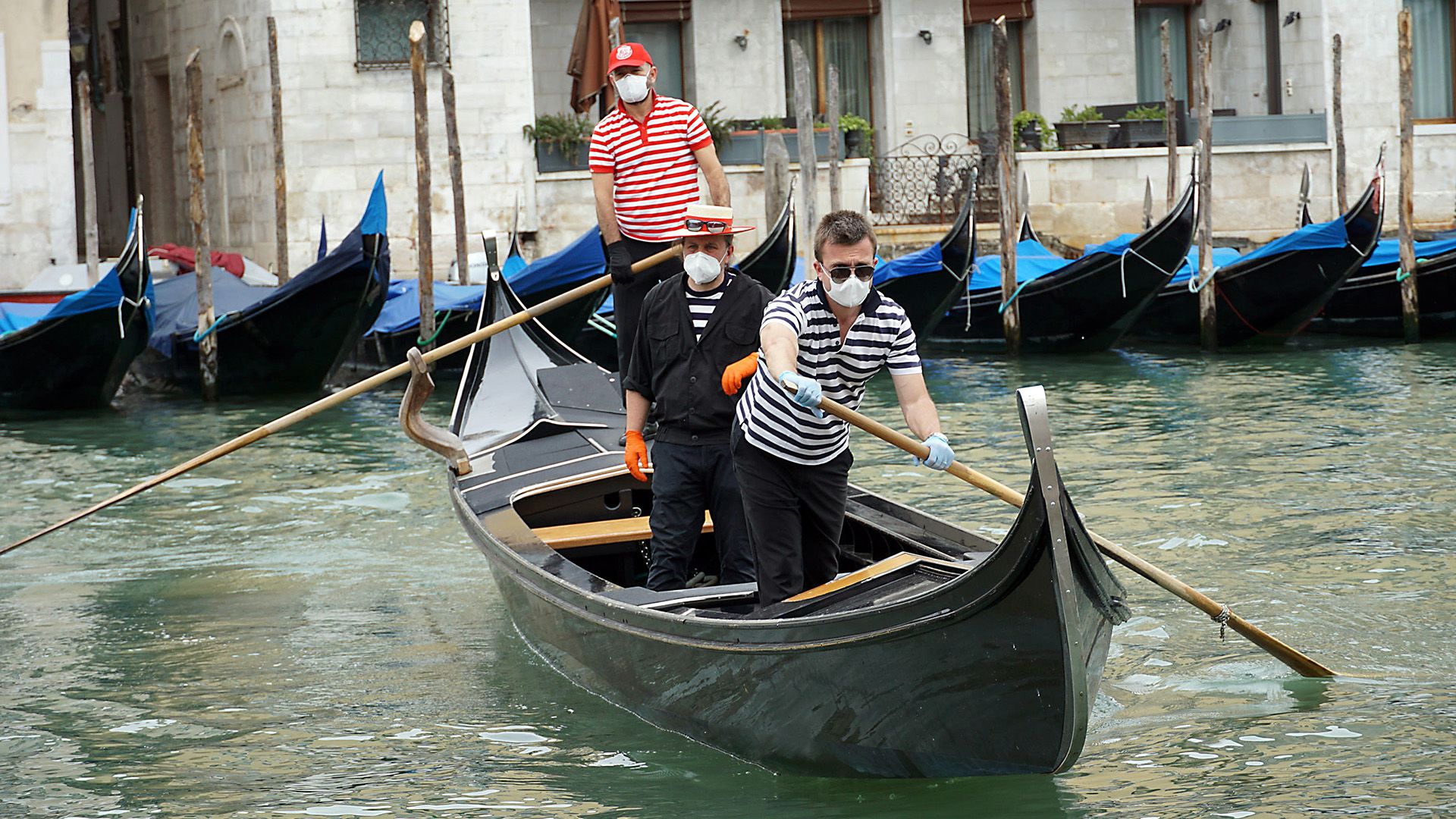 Védőmaszkos gondolások Velencében
