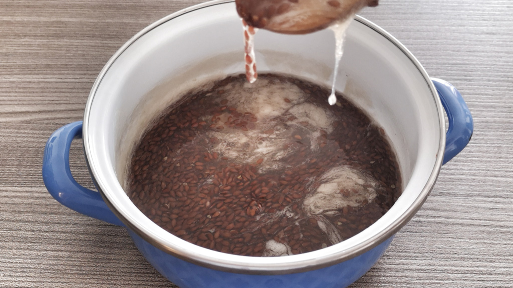 Nem szép, de tök hasznos - van, aki nemcsak a hajára, hanem az arcára is keni a lenmagzselét.