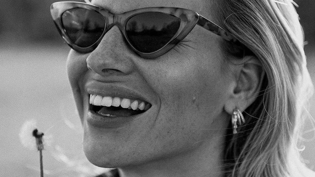 Mádai Vivien mosolyog