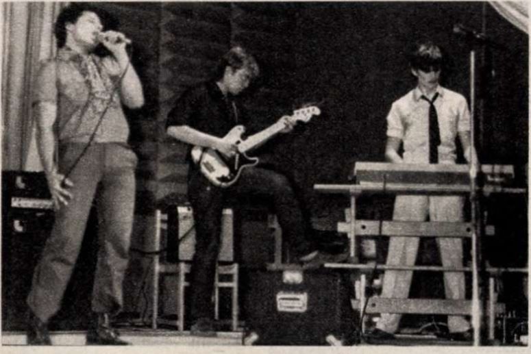 A Madártej az Ifjúsági Magazinban, a szinti mögött a kamaszbajuszos Győrfi Pál