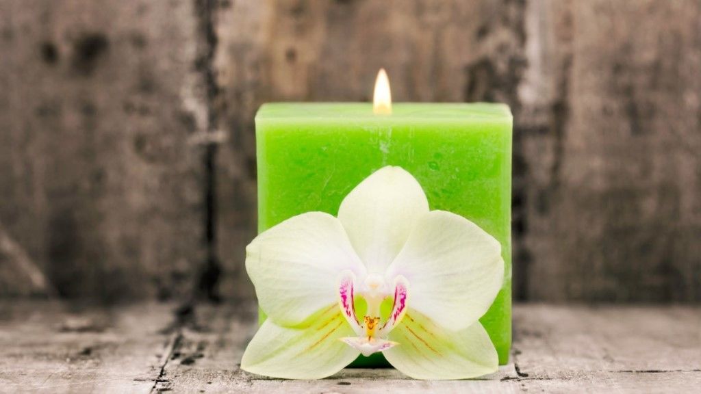 Újholdkor a zöld gyertya támogatja a kívánságok teljesülését