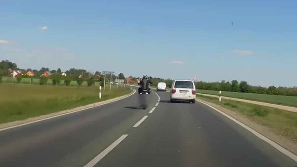 motoros egykeréken előzés