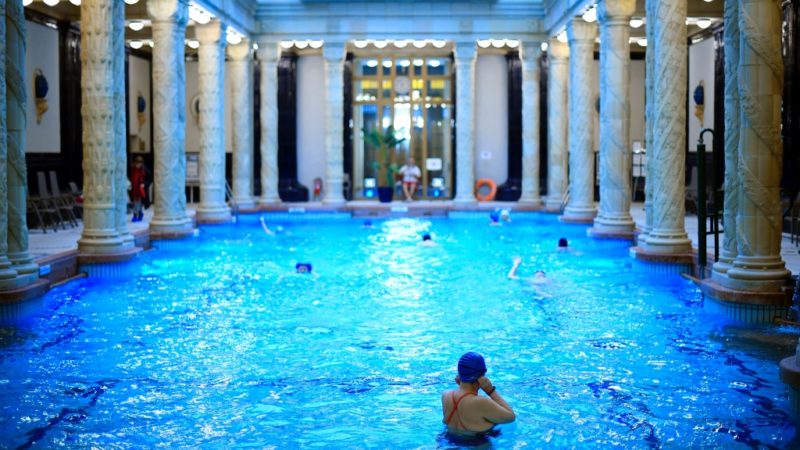 Medence a budapesti Szent Gellért Gyógyfürdõ és Uszodában