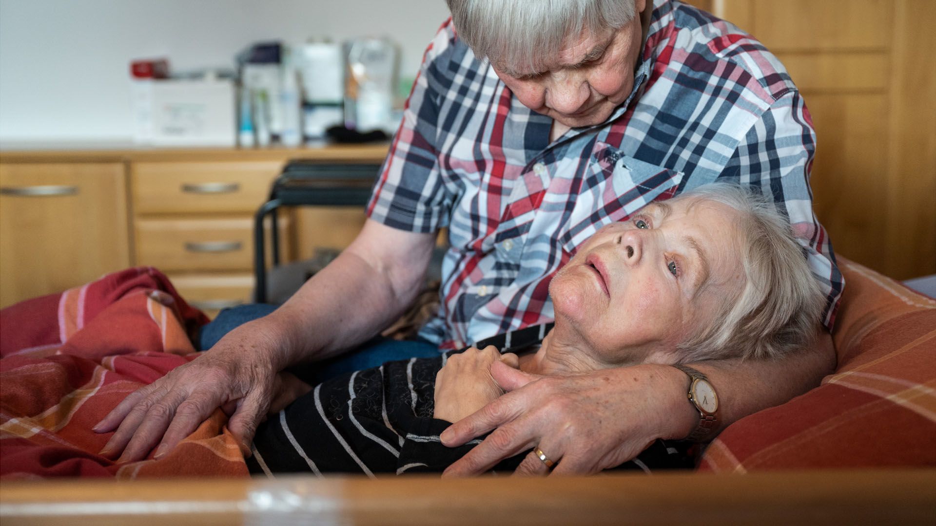 Az otthoni ápolást segítik a Magyar Hospice Alapítvány oktatófilmjei