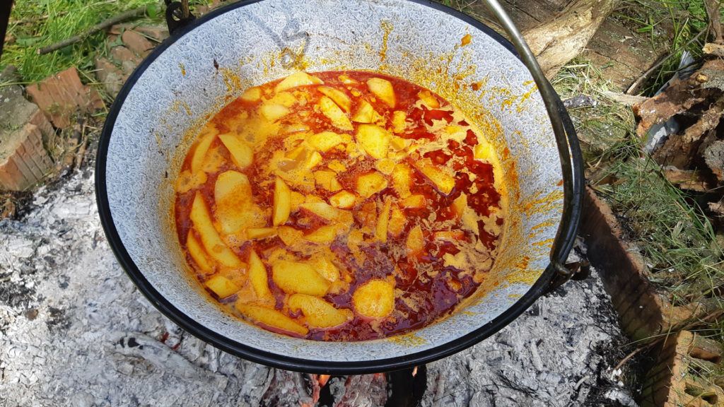 Megint lehet bandázni: paprikás krumpli és más bográcsos ételek