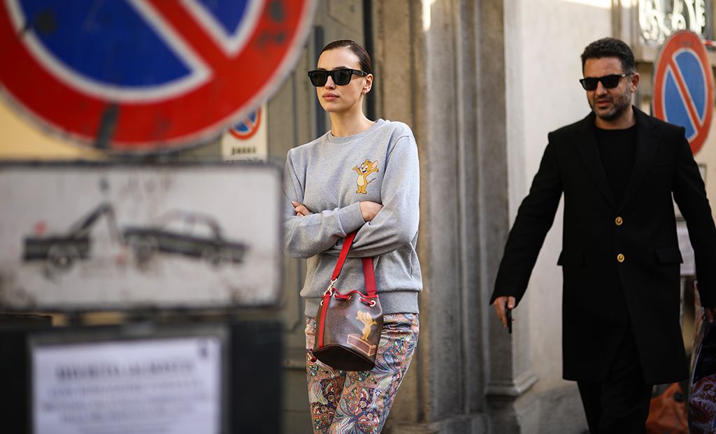 Irina Shayk szürke, Jerry egeres pulóverben és színben hozzá passzoló, mintás nadrágban.