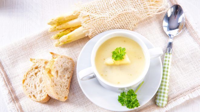 Spárgakrémleves bagettel