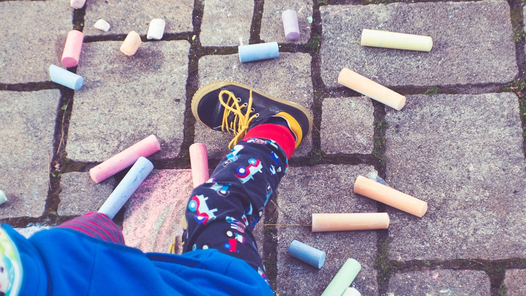 Vicces krétarajzokkal vidítja fel kislányát az édesanya a karantén alatt.