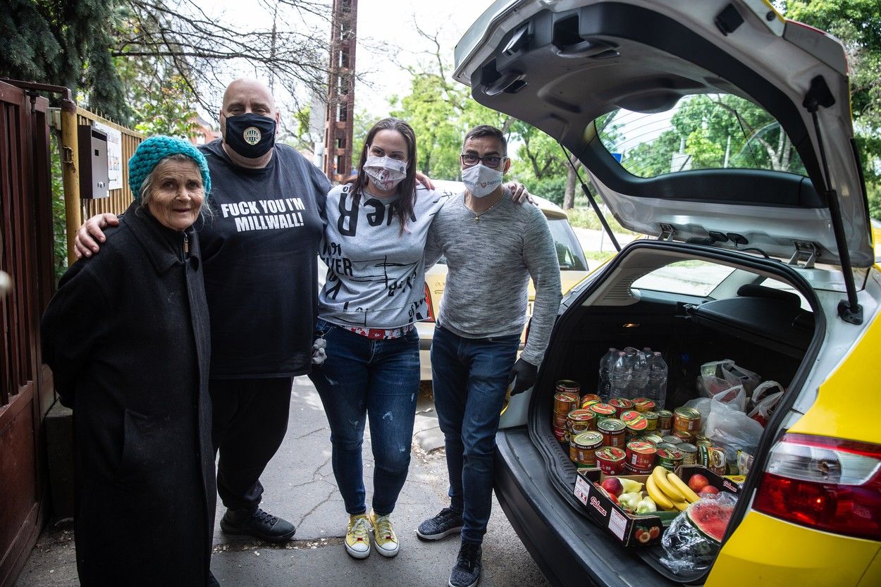 Szilágyi István özvegye, Jolika az adományozókkal