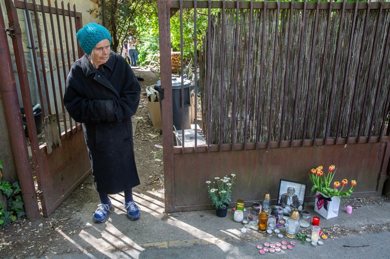 Szilágyi István özvegye, Jolika az otthonuk előtt