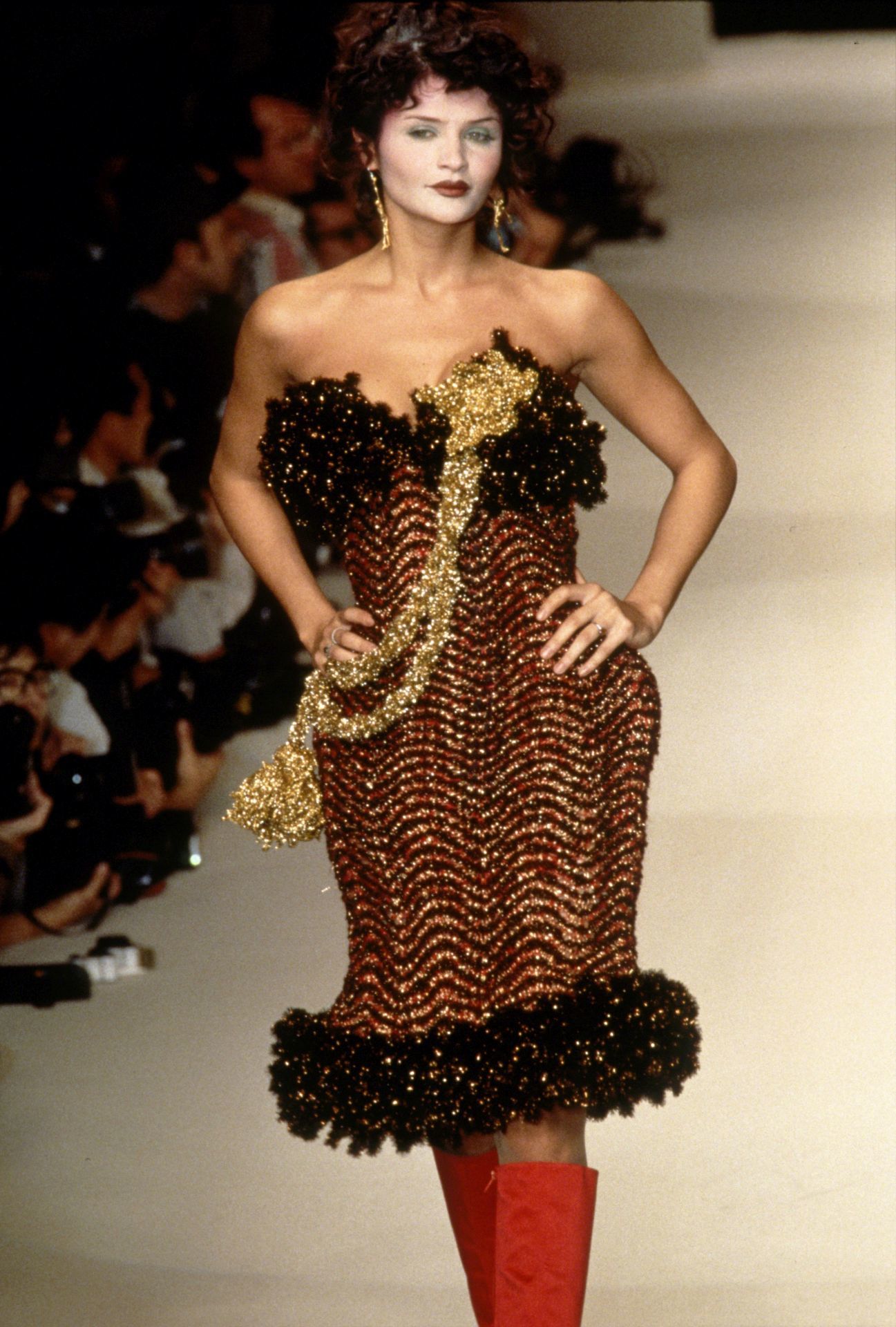 Helena Christensen Vivienne Westwood 1995-ös őszi divatbemutatóján