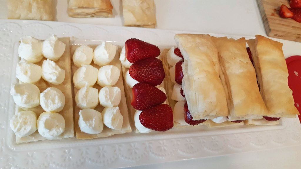 Tészta, krém, eper (a szerző fotója)