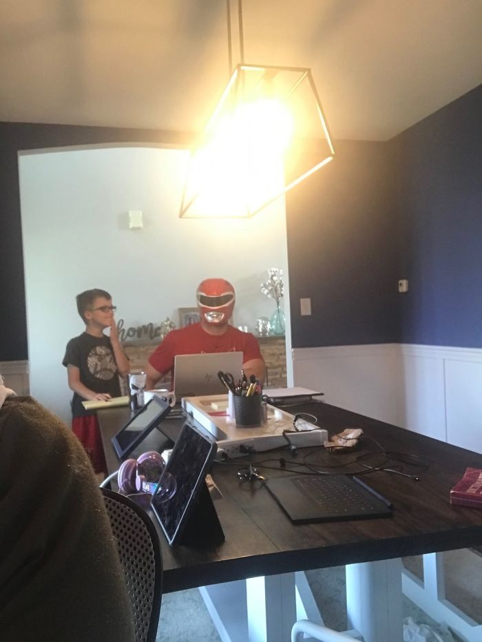 Jelmezes férj a Zoom-meeting közben