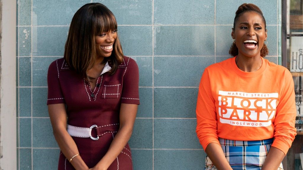 Jelenetfotó a Bizonytalan című sorozat 4. évadából, balra Yvonne Orji, jobbra Issa Rae (fotó: HBO)