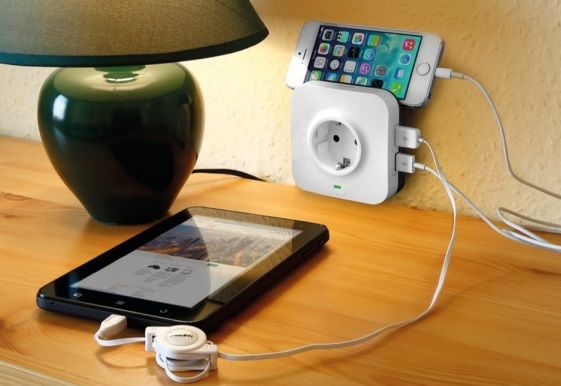 Több dolgot is tölthetsz egyszerre, és a telefonod is tarthatod rajta. (Fotó: Legrand)