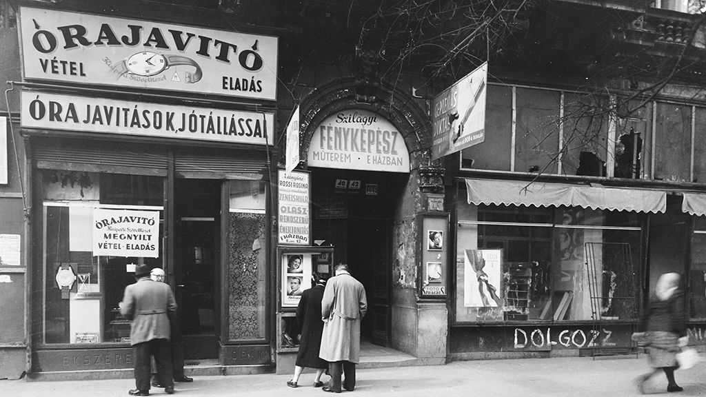 Ha elromlott, veszünk egy újat (Fotó: Fortepan/Uvaterv 1957)