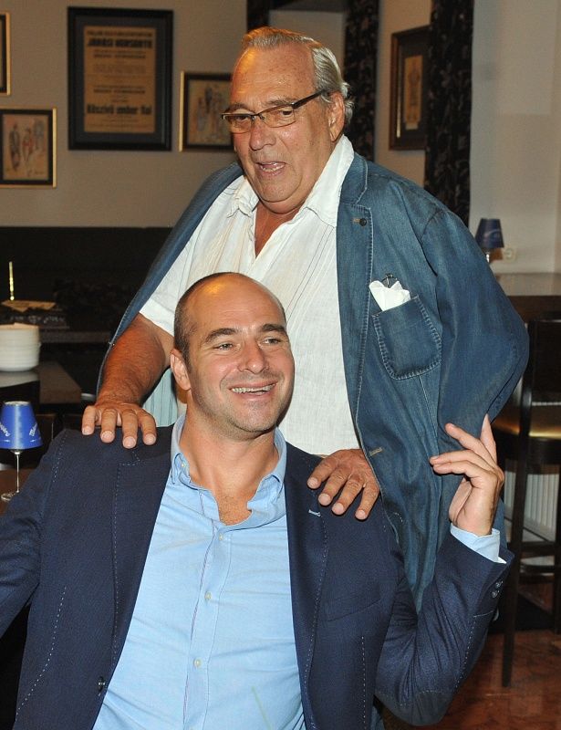 Benedek Tibor és az édesapja, Benedek Miklós. A színművészt 70. születésnapja alkalmából köszöntötték kollégái és barátai a Játékszínben a Virágot Algernonnak című darab után, ahonnan a családja sem hiányozhatott (Fotó: smagpictures.com)