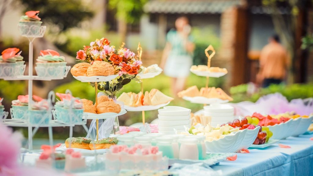 A desszertet hozzák a vendégek.