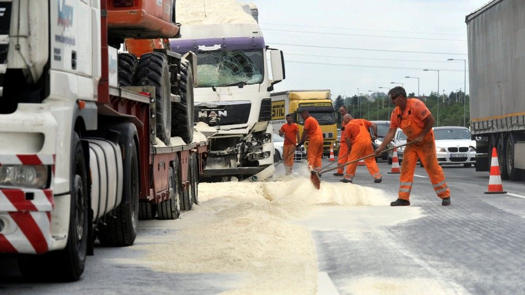 Folyik a sepregetés az M0-s autóúton (fotó: MTI/Mihádák Zoltán)
