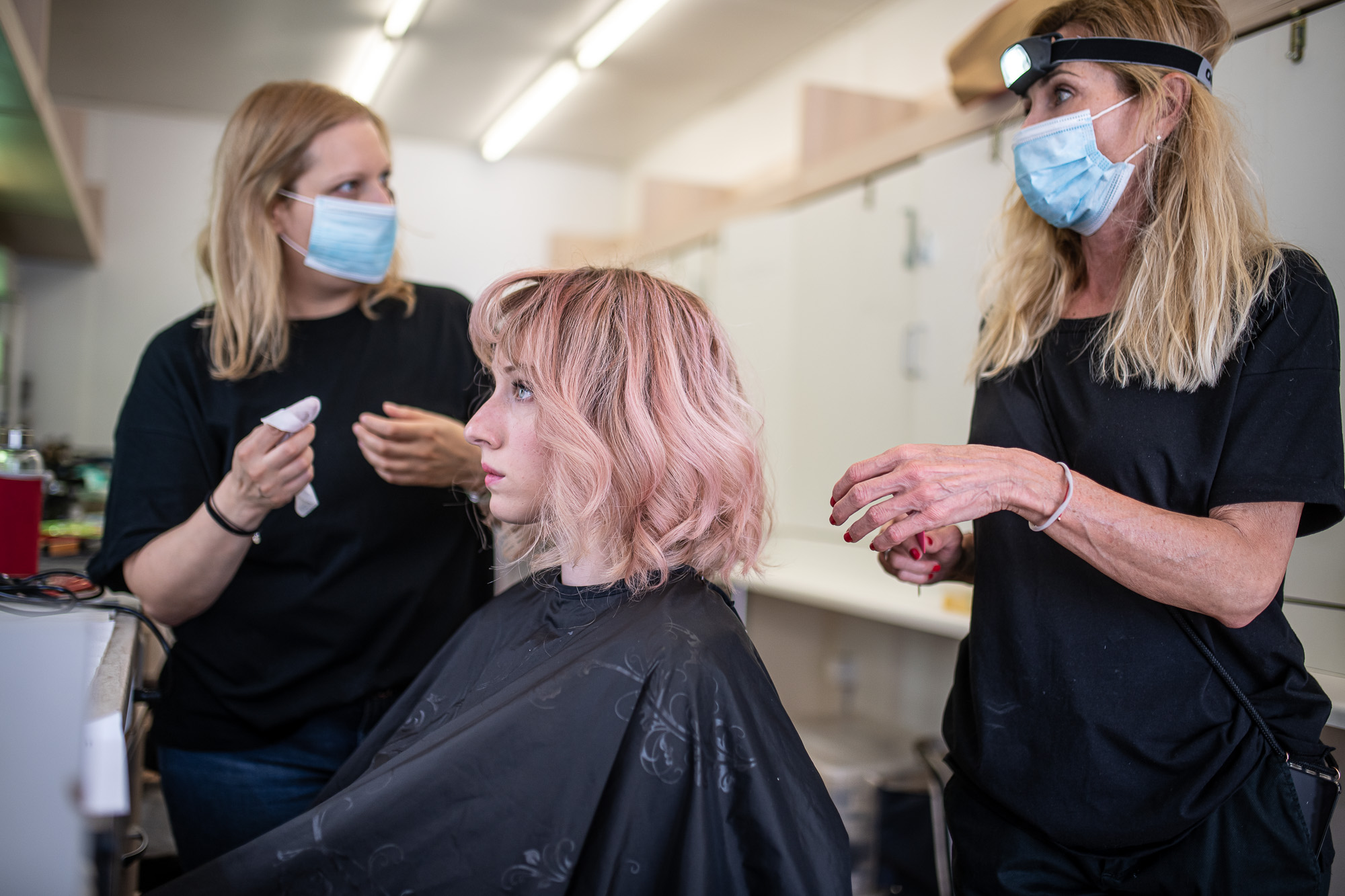 Maszkban készül a smink és kerül fel a paróka (fotó: Neményi Márton)