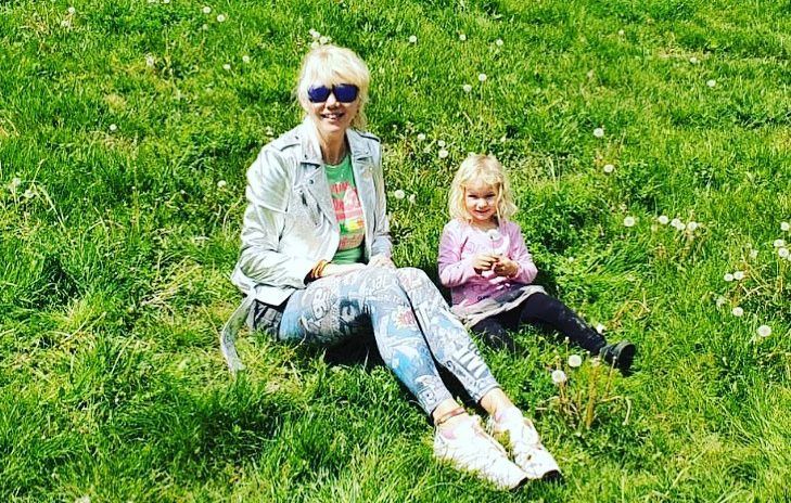 Fejős Éva és a kislánya, Linda