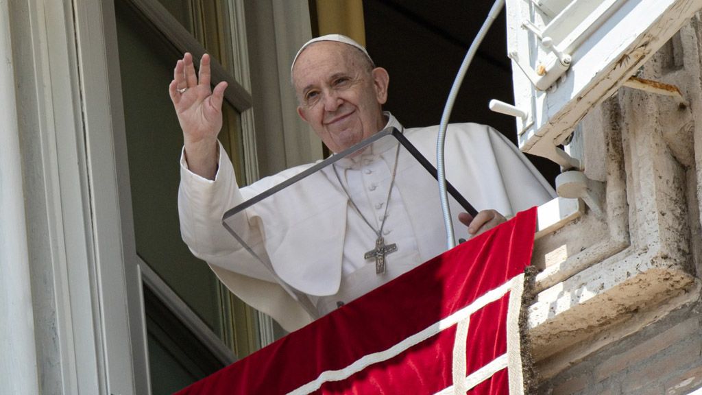 Ferenc pápa integet