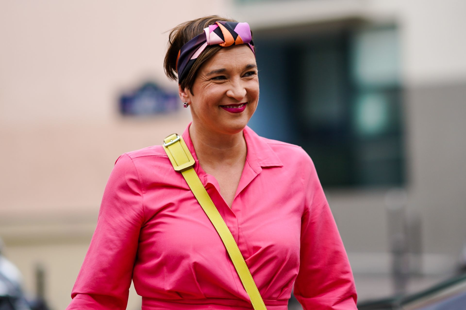 Fejpántként is használhatjuk a selyemsálat.